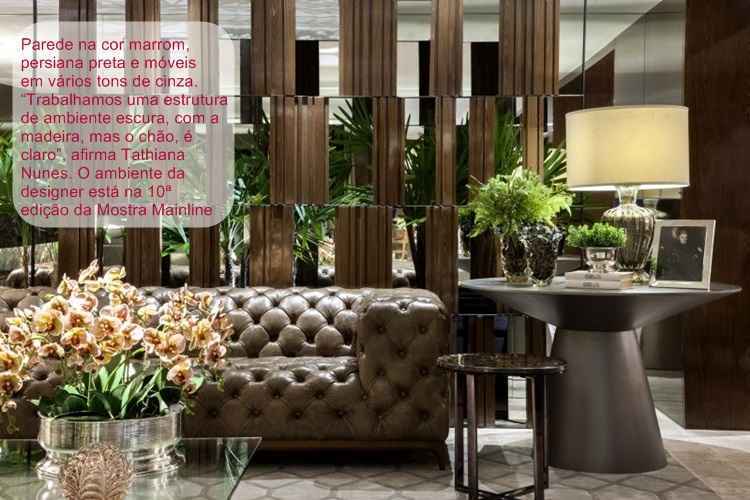 Decoração de Sala de Estar: Sofá Claro e Parede Escura