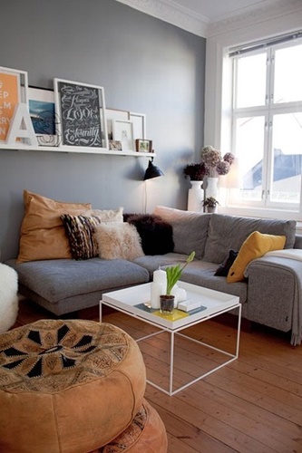 moveis claros com parede escura