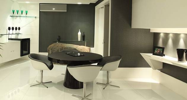 O Poder dos Espelhos na Decoração de Interiores Escuros