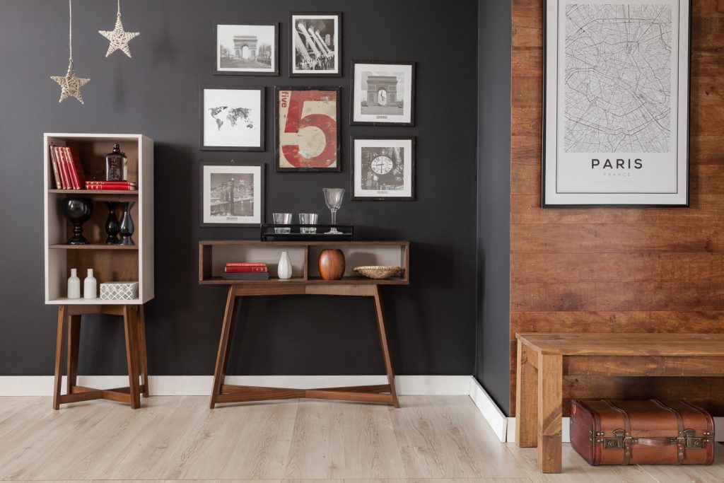 Decoração de Sala de Estar: Sofá Claro e Parede Escura