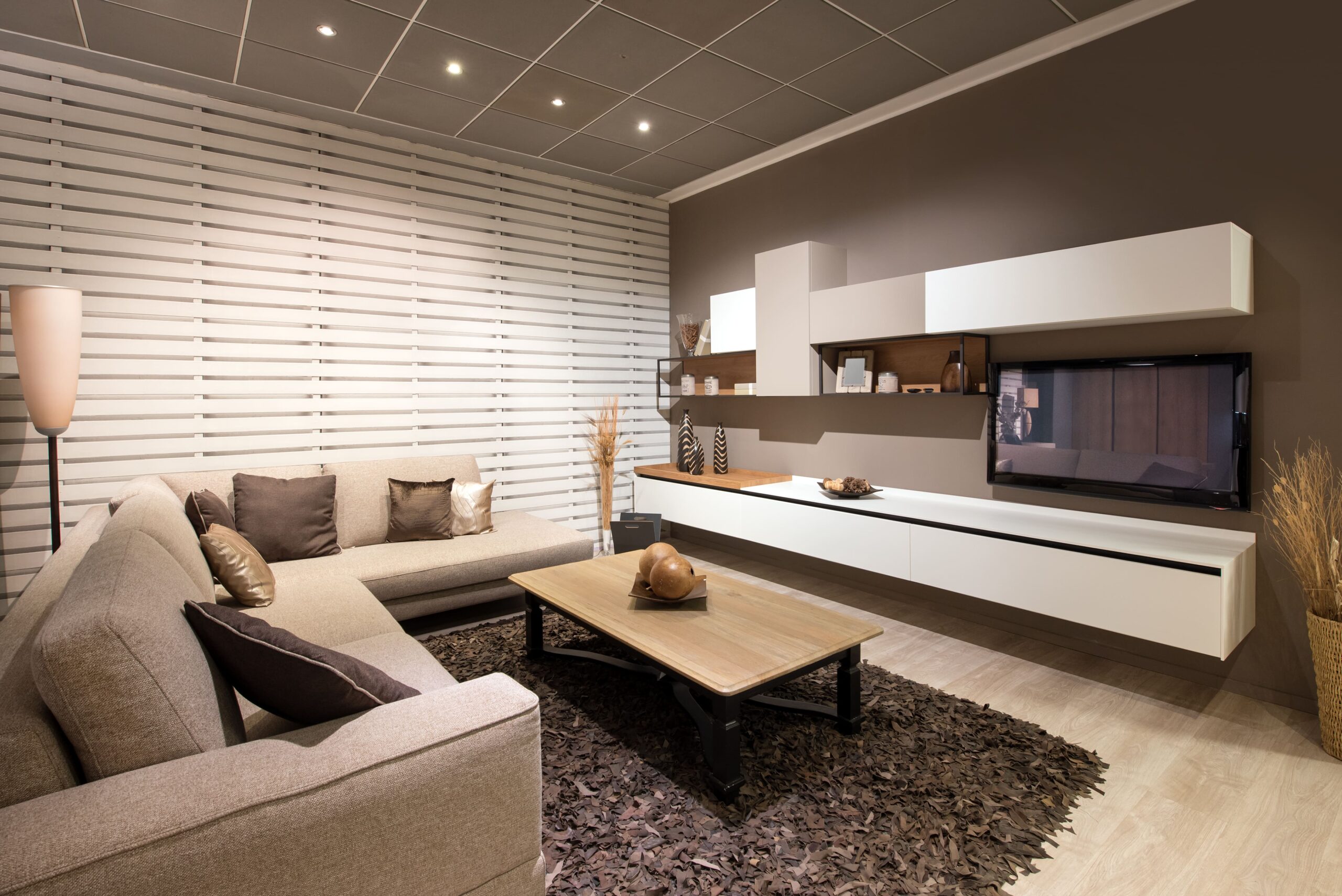 moveis claros com parede escura