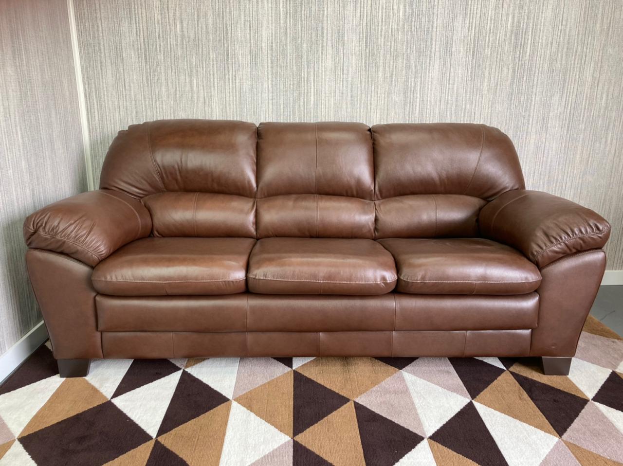 Guia Completo: Como Escolher o Sofá de Couro Legítimo Perfeito para Sua Sala