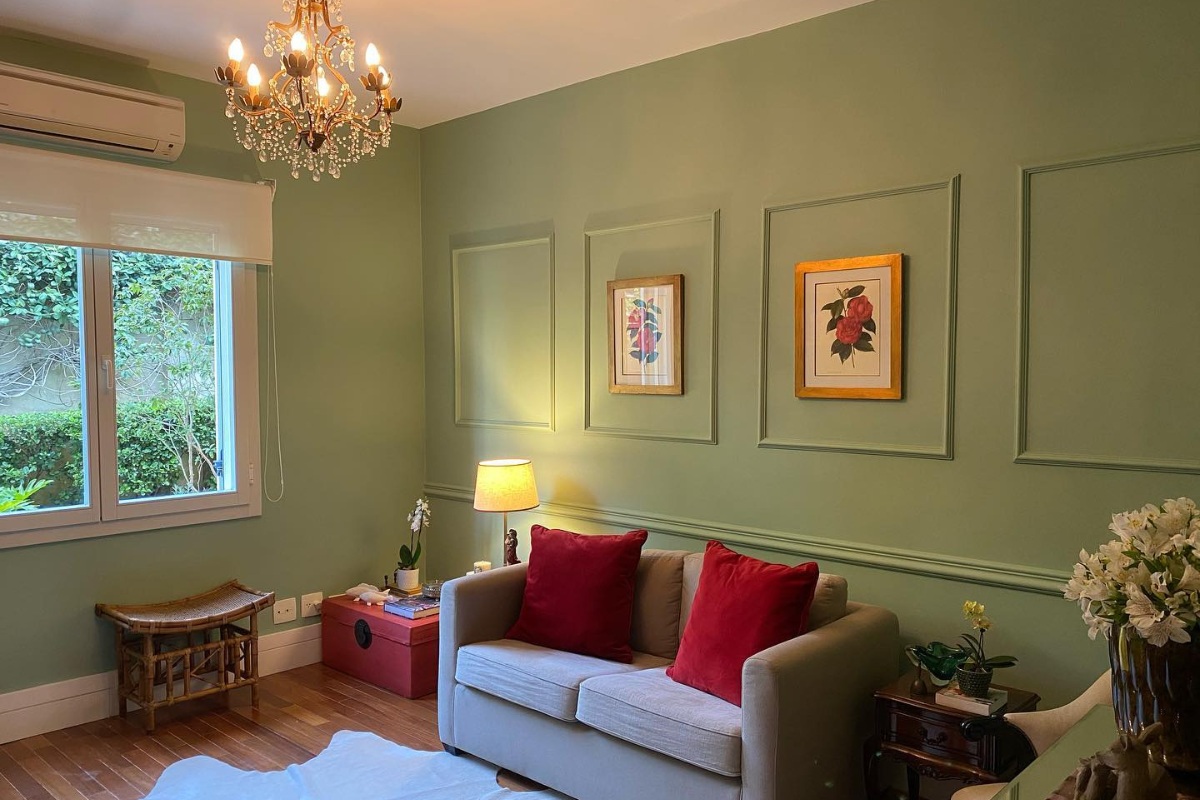 como usar cabeceira de palha indiana com boiserie no quarto