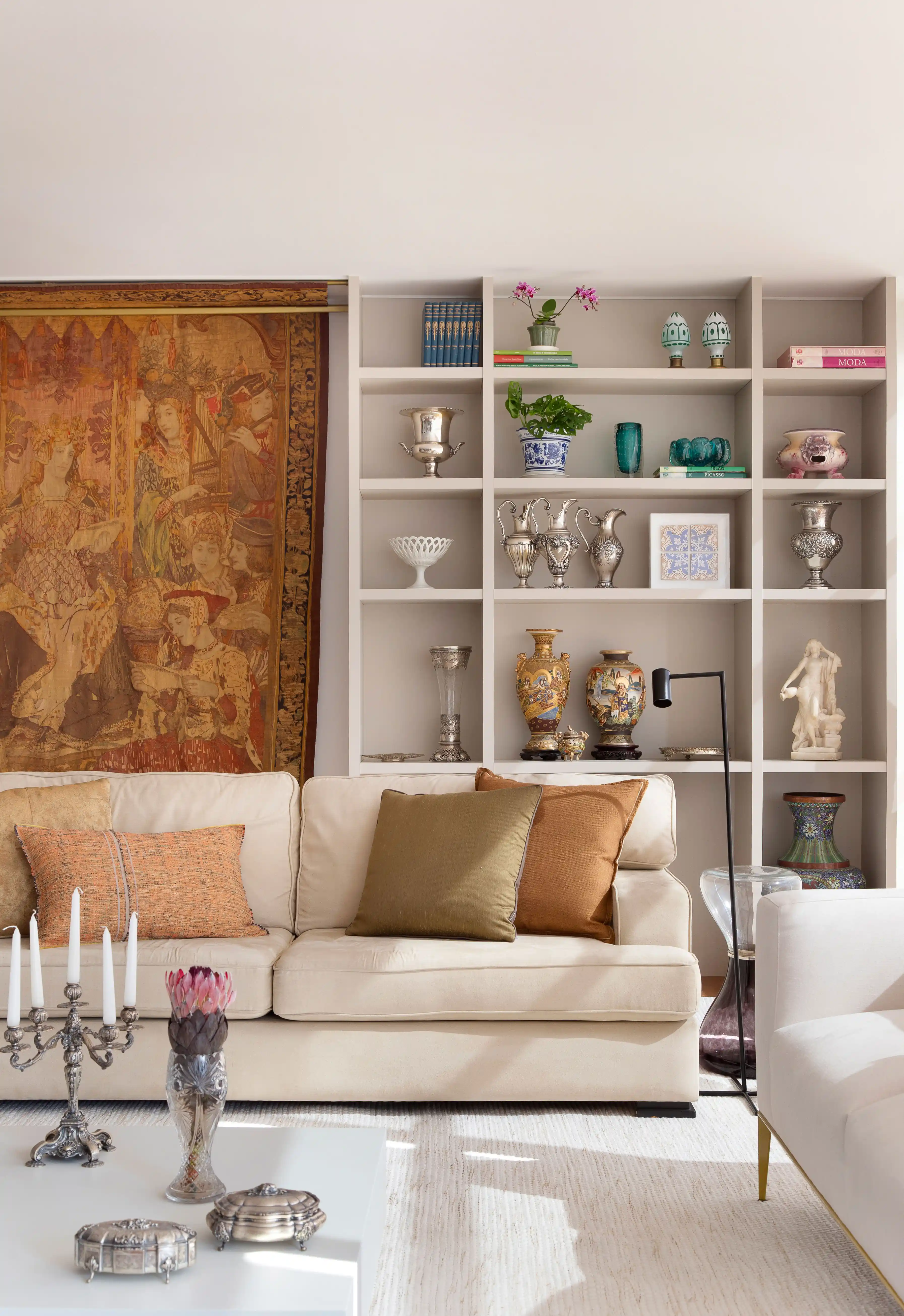 o que colocar na parede atras do sofa