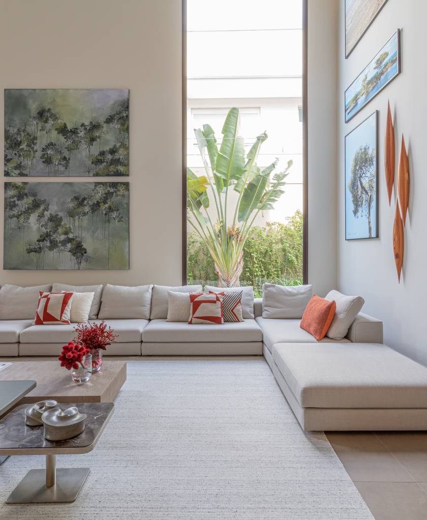 o que colocar na parede atras do sofa