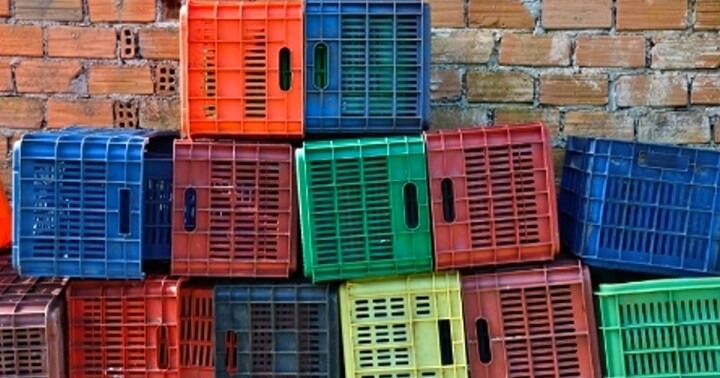 organizacao com caixotes de feira