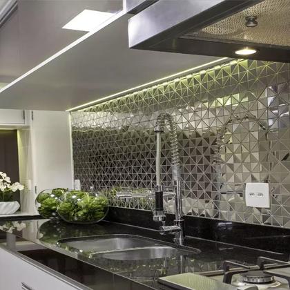 Pastilhas Autoadesivas vs. Tradicionais: Qual a Melhor Opção para Sua Reforma?