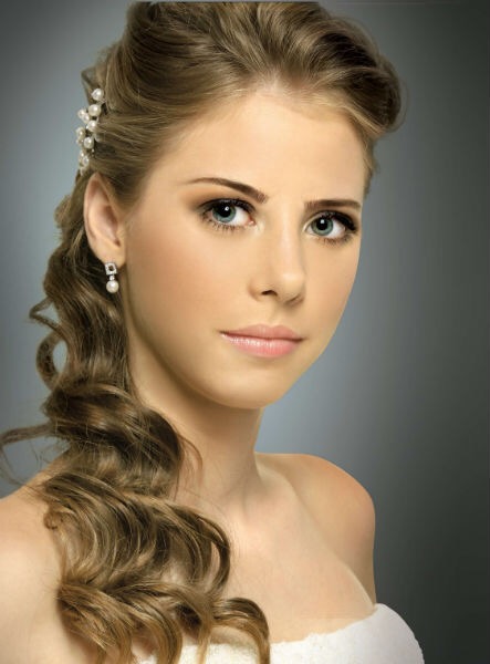 erros comuns ao escolher penteado para vestido de um ombro