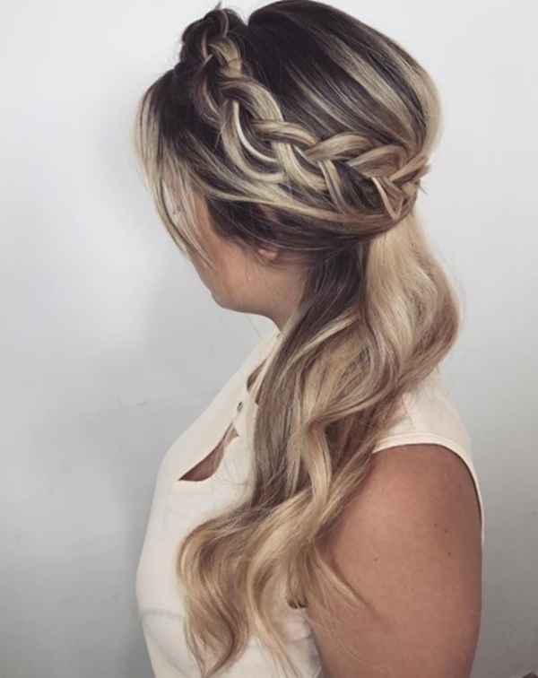 penteado lateral vs coque para vestido de um ombro