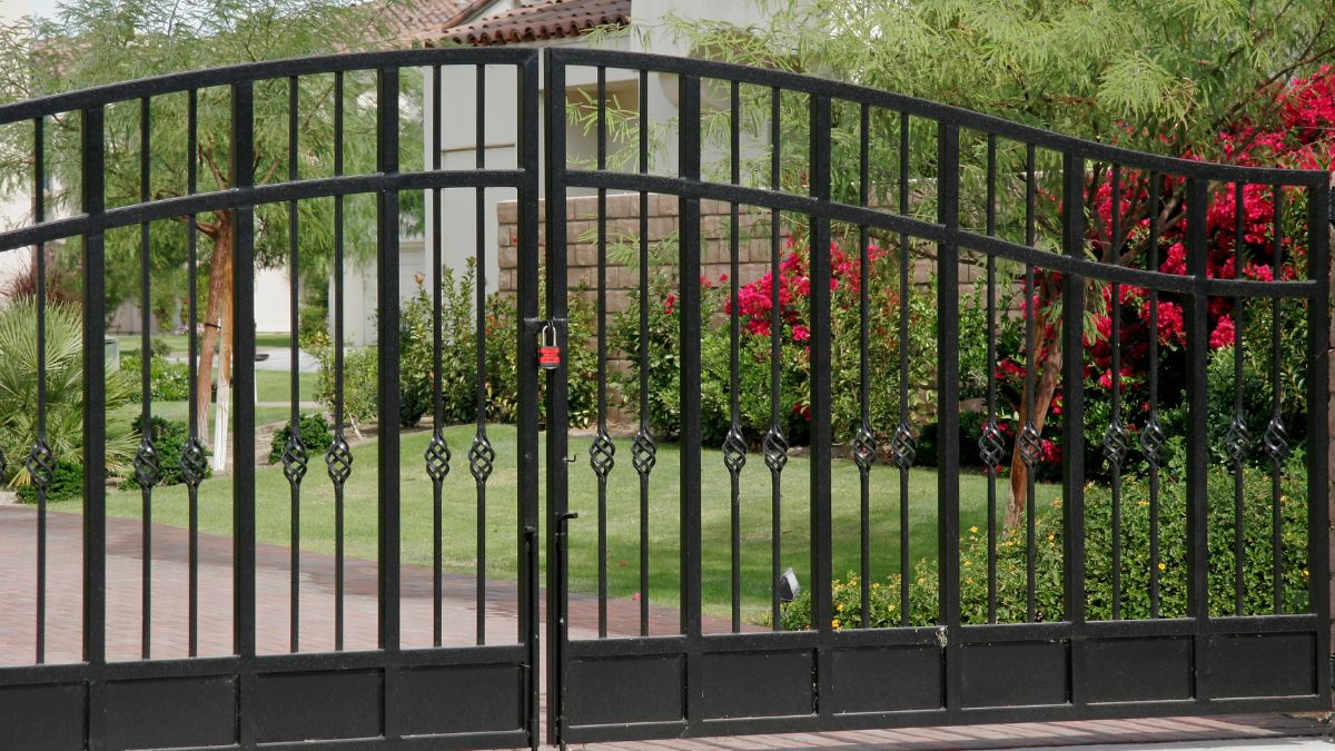 Guia Completo: Como Escolher a Tinta Ideal para Seu Portão de Ferro