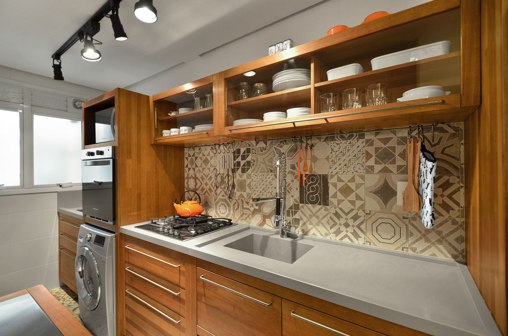 Porcelanato Acetinado vs. Polido: Qual o Melhor para sua Cozinha Integrada?