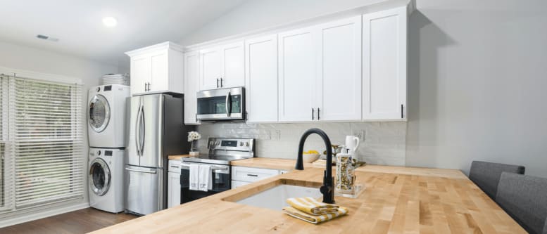 Porcelanato Acetinado vs. Polido: Qual o Melhor para sua Cozinha Integrada?