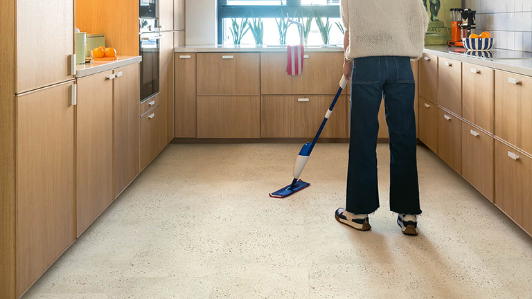 Piso Vinílico na Cozinha e Lavanderia: Mitos e Verdades sobre a Resistência à Água