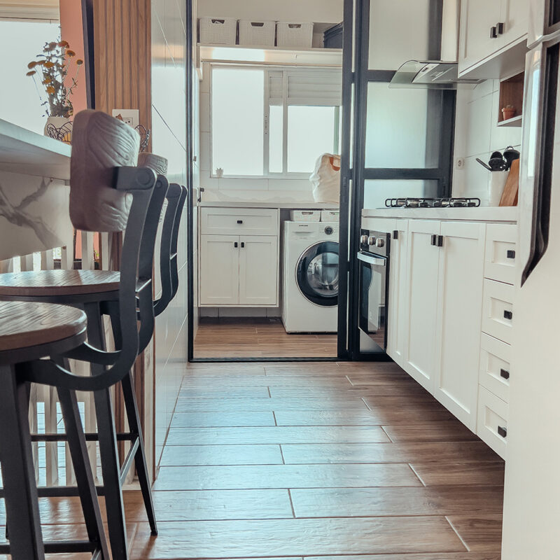 Porcelanato Acetinado vs. Polido: Qual o Melhor para sua Cozinha Integrada?