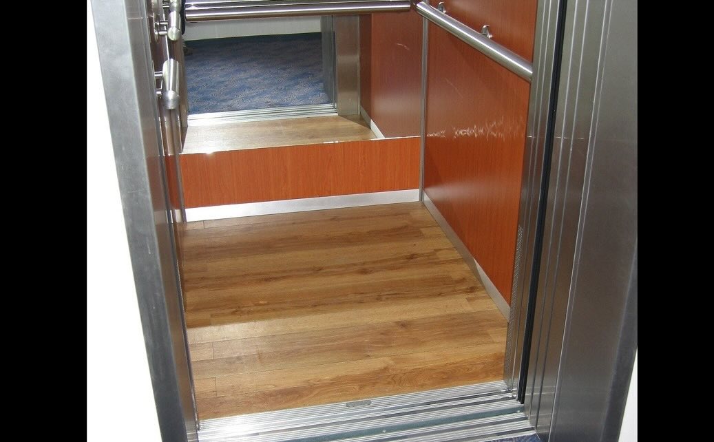 Granito vs. Mármore: Qual a Melhor Escolha para o Hall de Elevador?