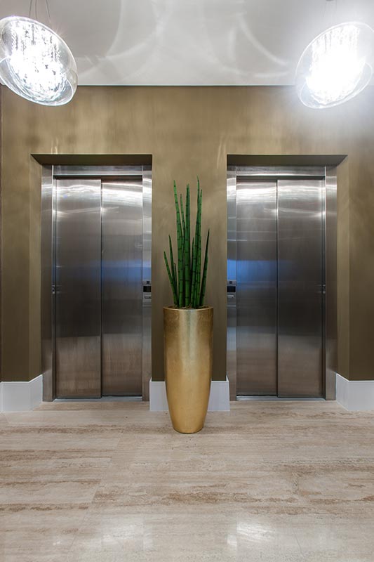 Granito vs. Mármore: Qual a Melhor Escolha para o Hall de Elevador?