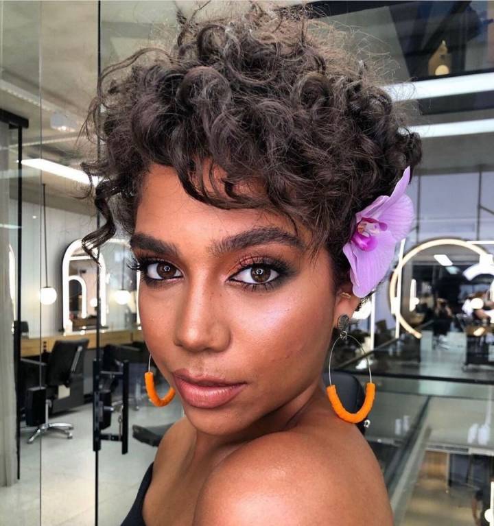 pixie cut para cabelos cacheados manutenção