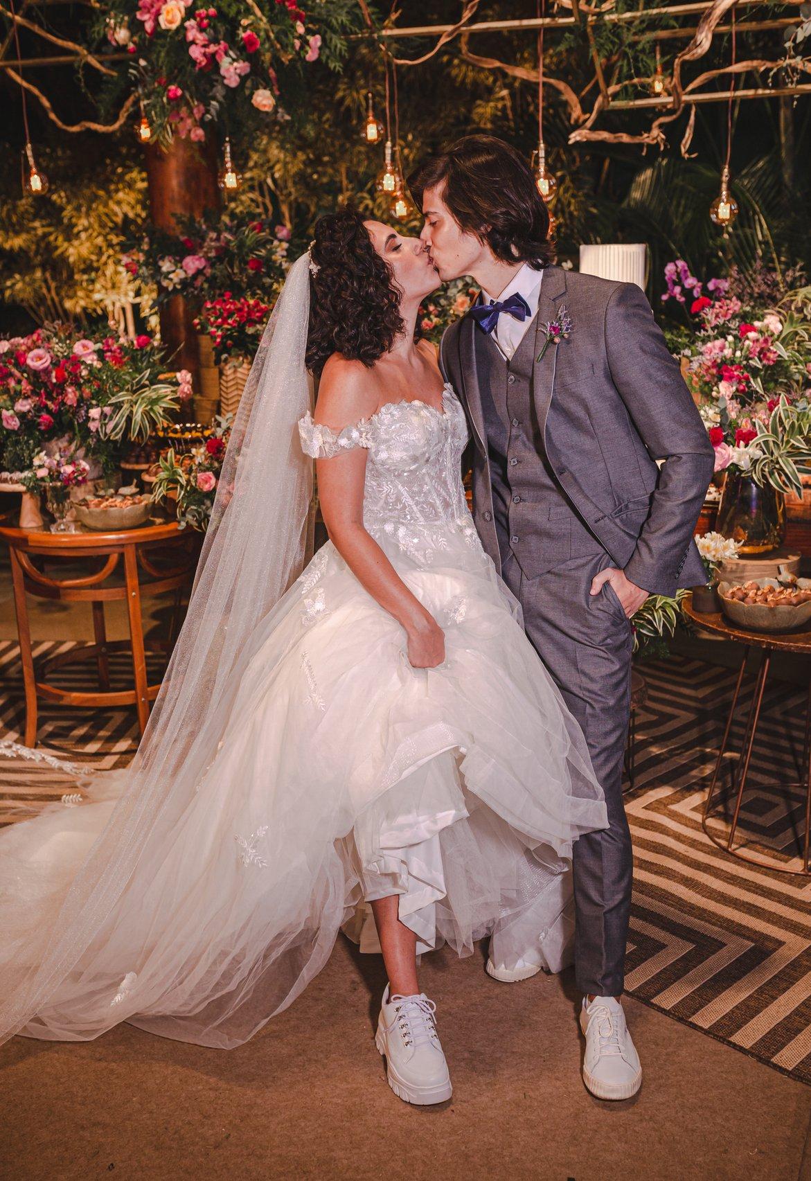 inspiração looks casamento convidada tênis branco