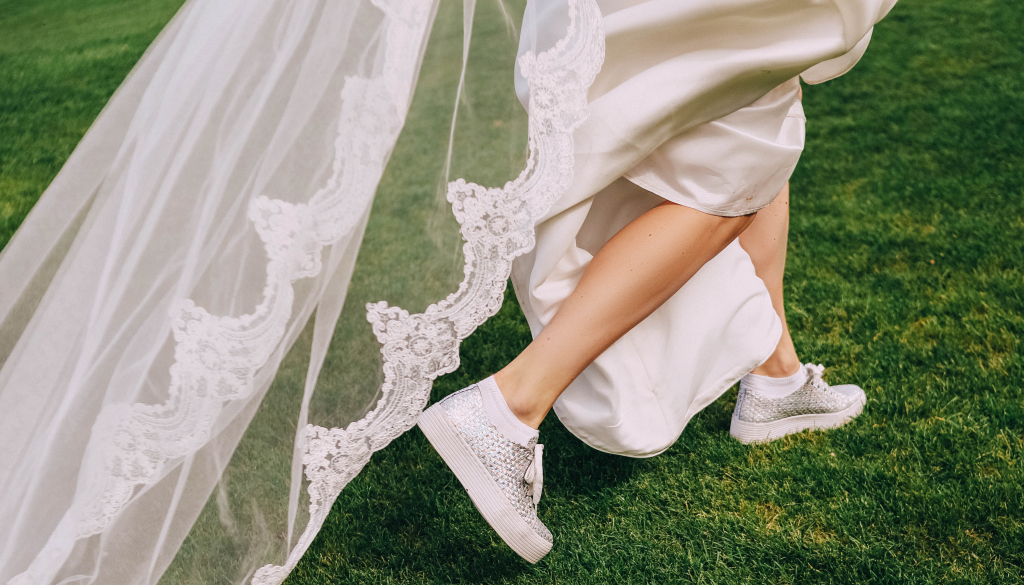 inspiração looks casamento convidada tênis branco