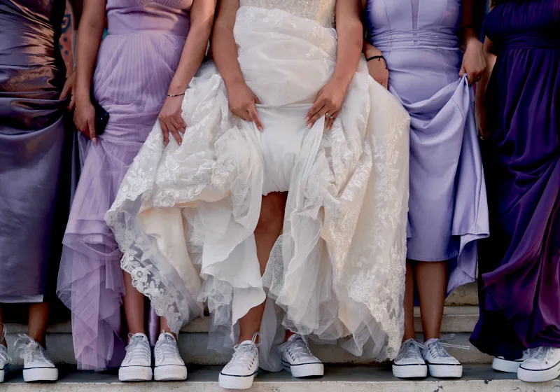 tênis branco vs salto alto para casamento convidada