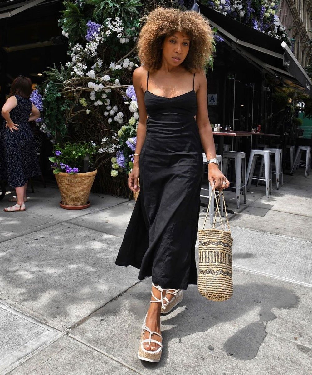 tênis branco vs salto alto para casamento convidada