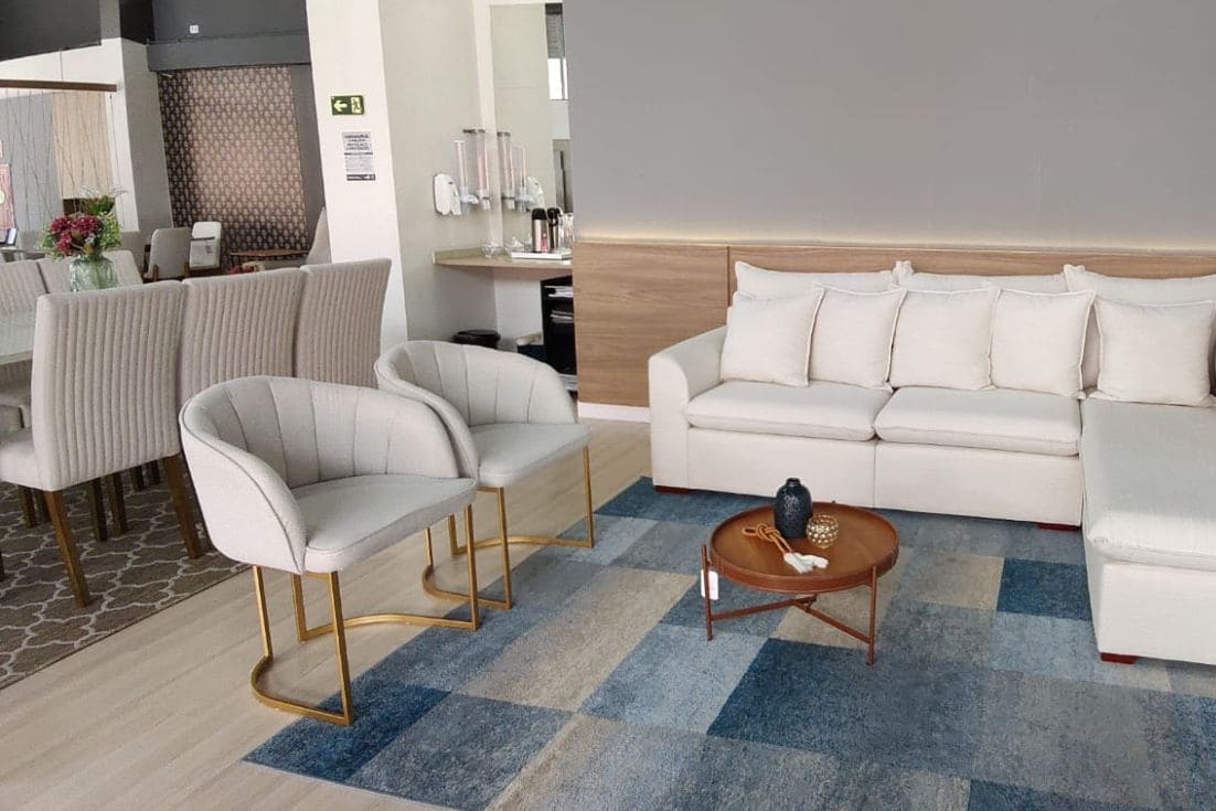 poltrona decorativa em veludo para sala pequena