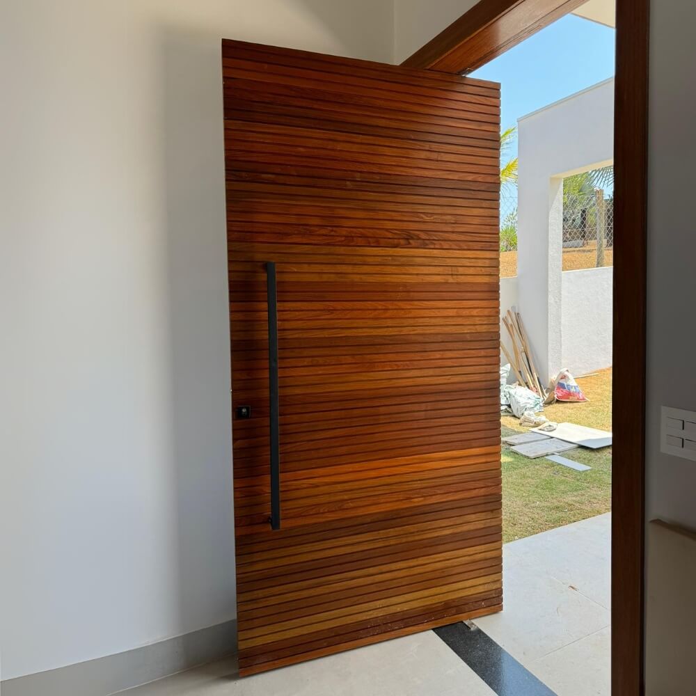 Portas de Madeira Maciça vs. Portas Sólidas: Qual a Melhor Opção para Sua Casa?