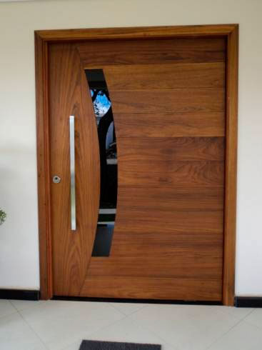 Portas de Madeira Maciça vs. Portas Sólidas: Qual a Melhor Opção para Sua Casa?