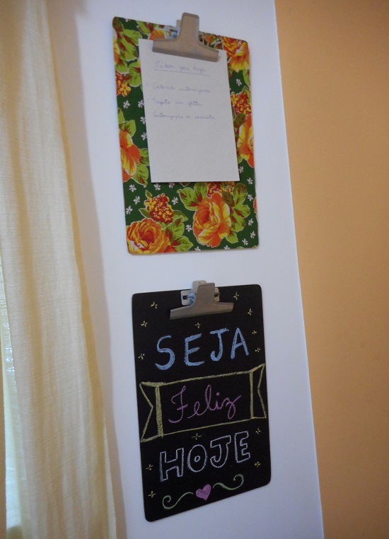 prancheta na decoracao do escritorio