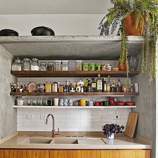 Decoração Industrial na Cozinha: O Charme das Prateleiras de Metal e Madeira
