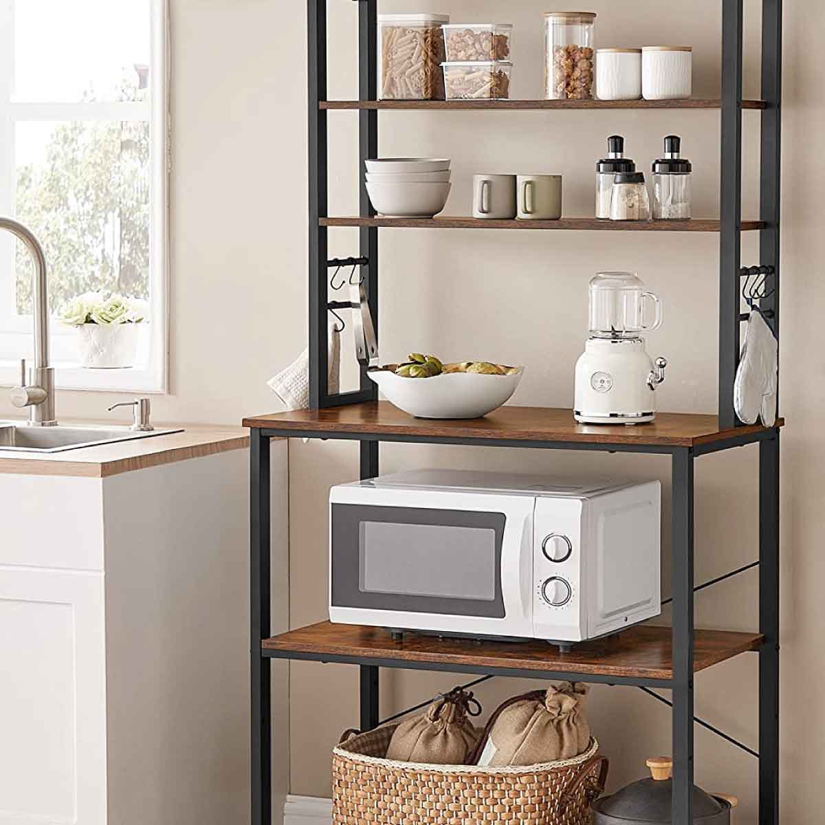 Prateleiras Aramadas vs. Vidro Temperado: Qual a Melhor Opção para Sua Cozinha?