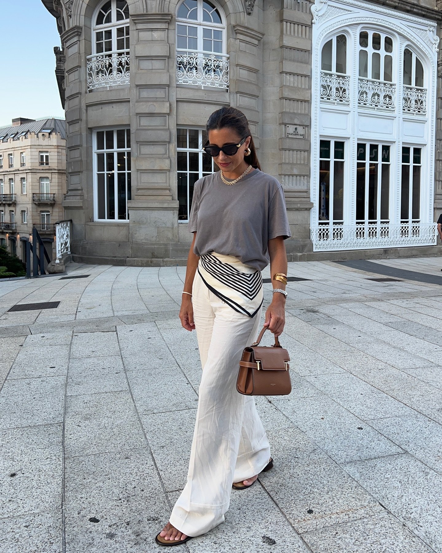 qual a melhor forma de usar lenos para adicionar elegncia ao look de trabalho