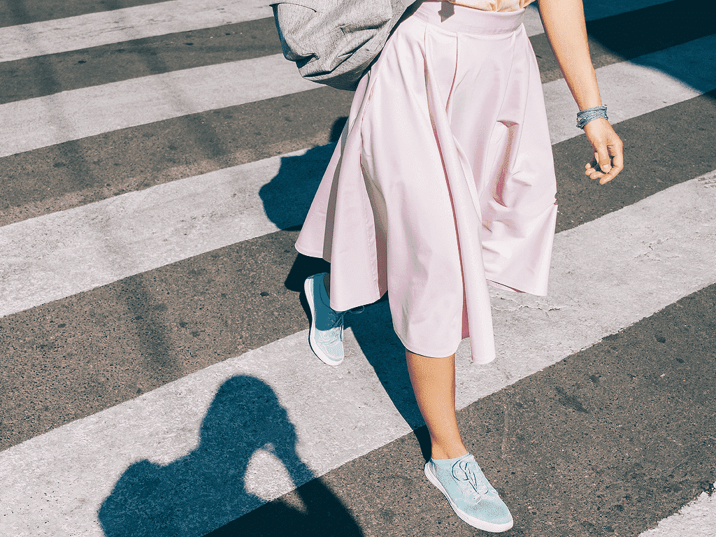 qual o melhor tipo de sapato para usar com saia midi em um ambiente de trabalho formal