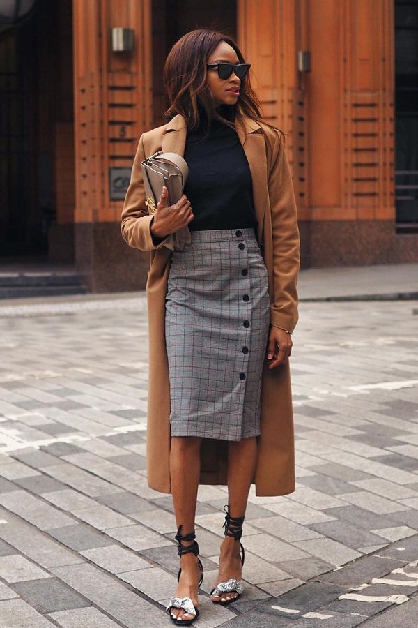 qual o melhor tipo de sapato para usar com saia midi em um ambiente de trabalho formal