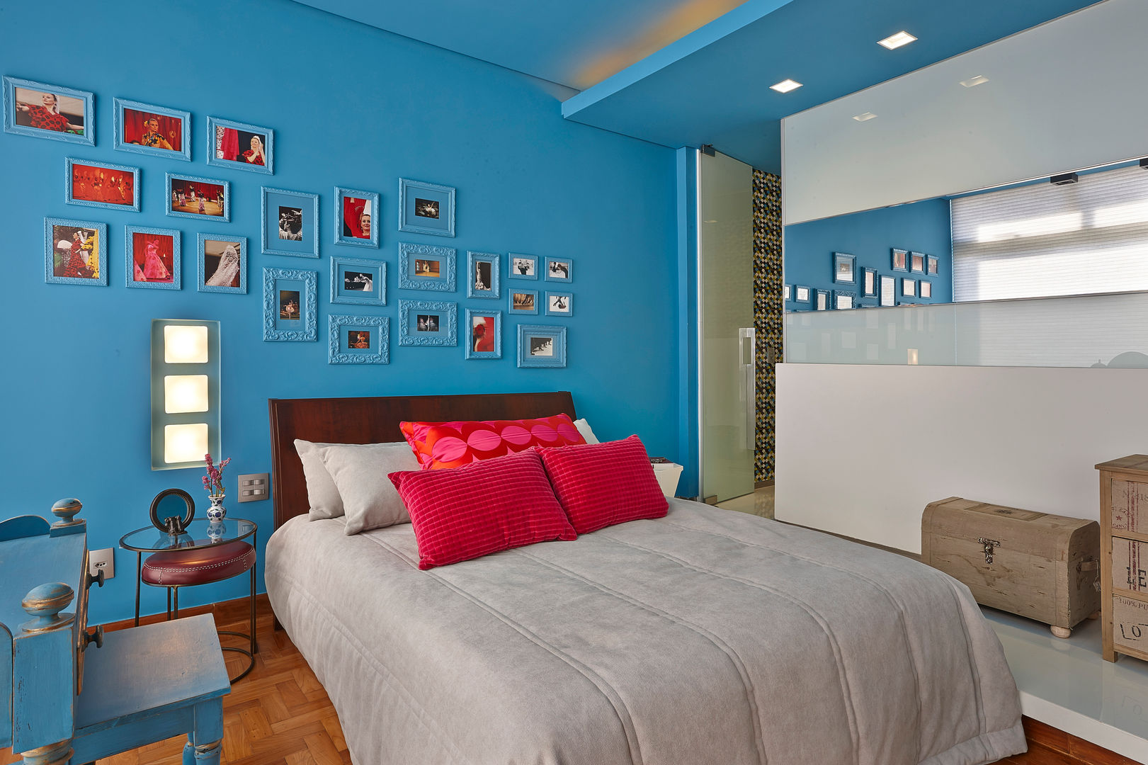 quarto de bebe azul com moveis brancos