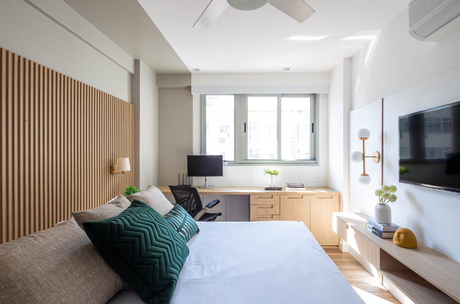 quarto de casal com escritorio