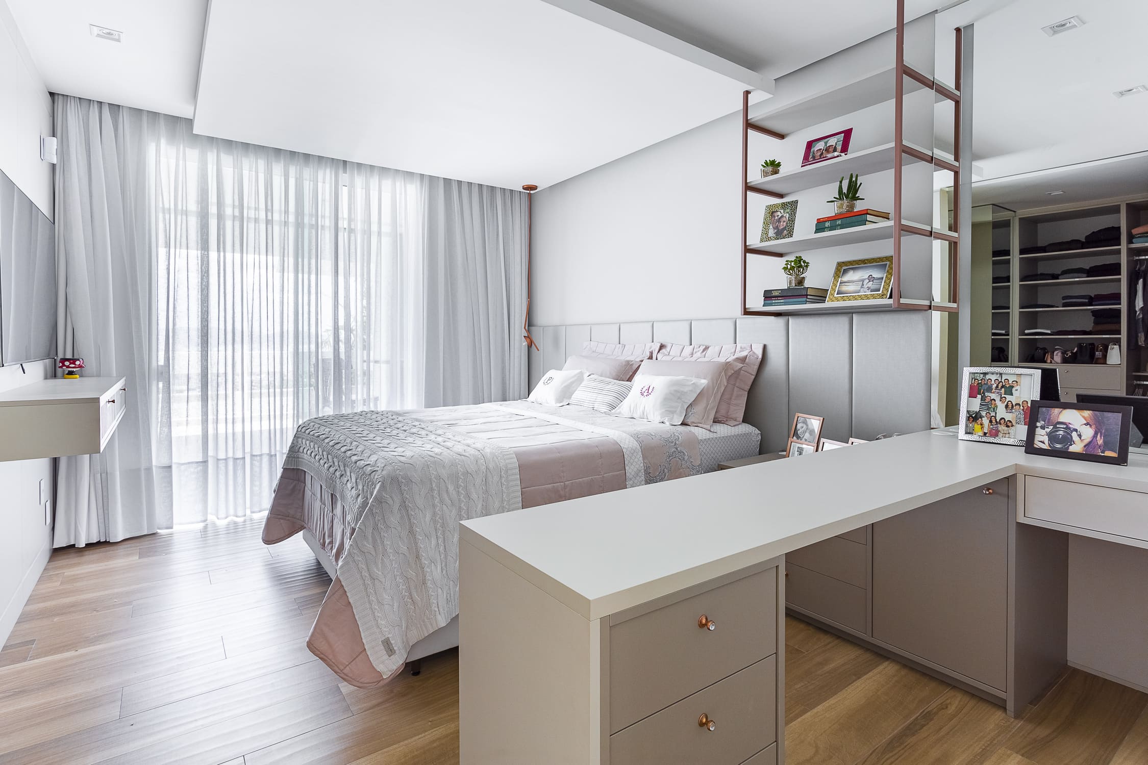 escritorio embutido no quarto de casal