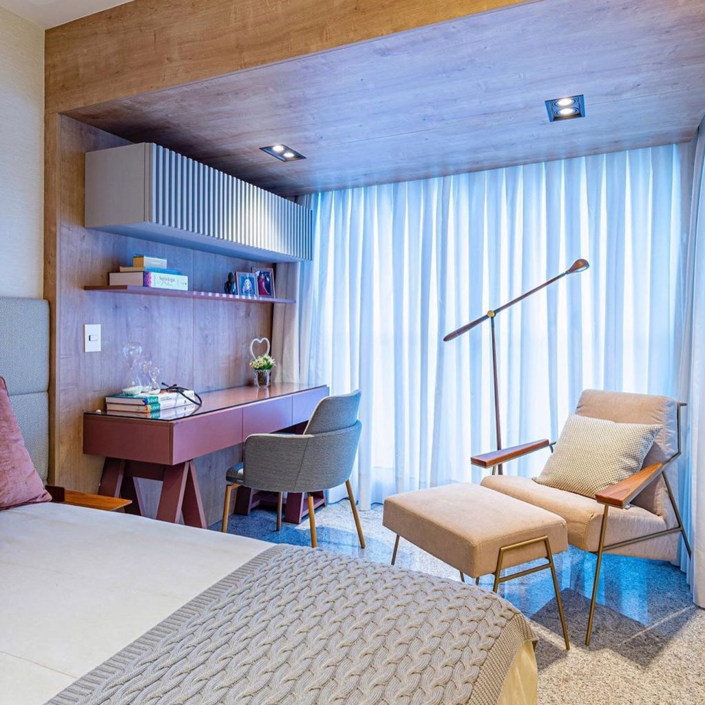 quarto de casal com escritorio