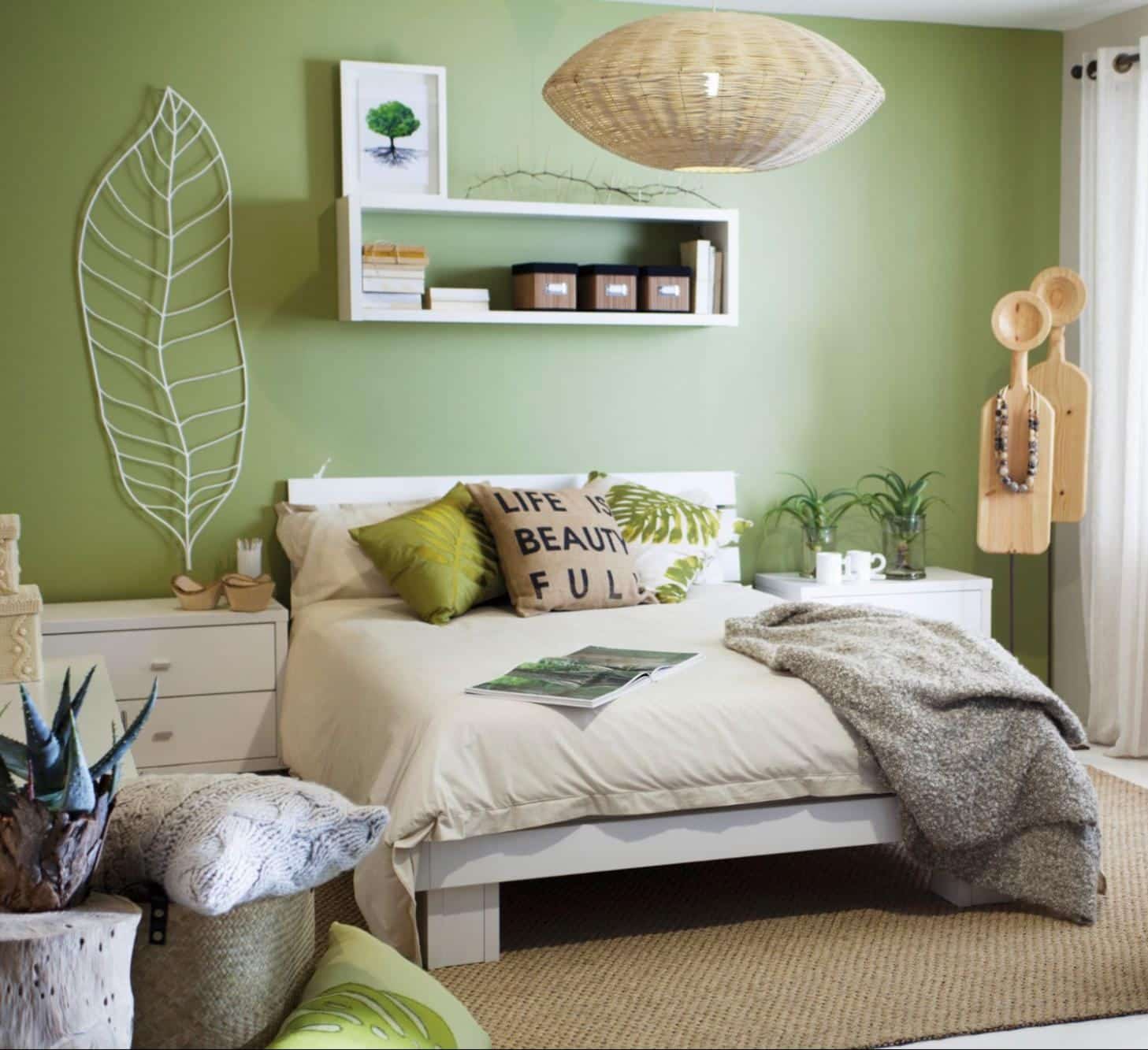 Decoração com Espelhos e Plantas em Quartos Pequenos