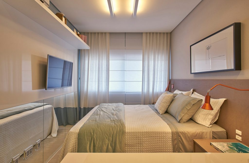 quarto de casal planejado com cama embutida