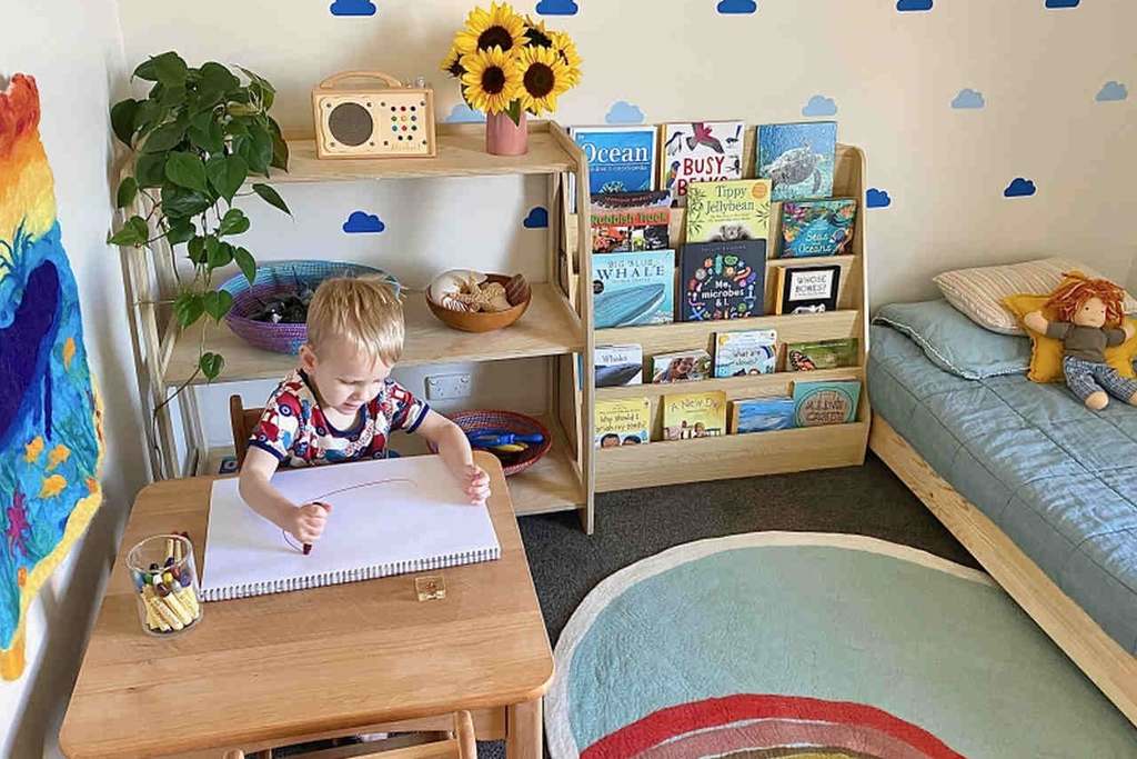 cama montessoriana com grade lateral para bebê