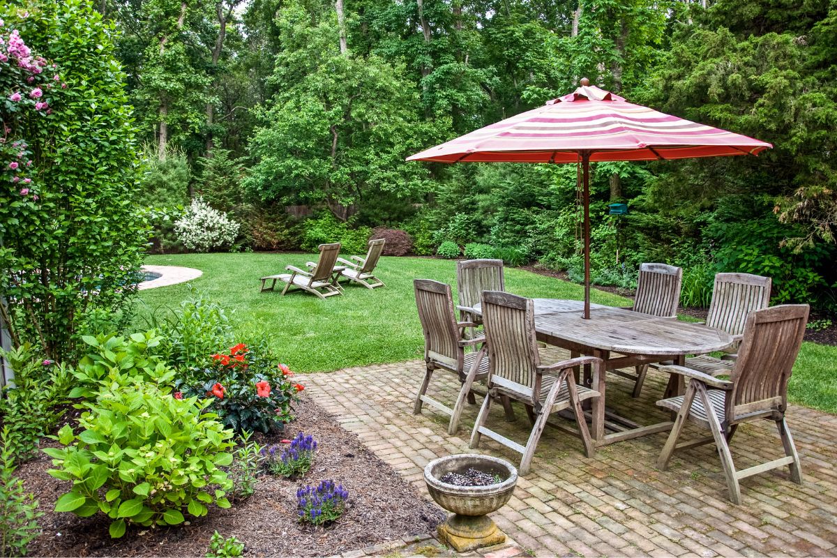 erros comuns ao decorar quintal pequeno