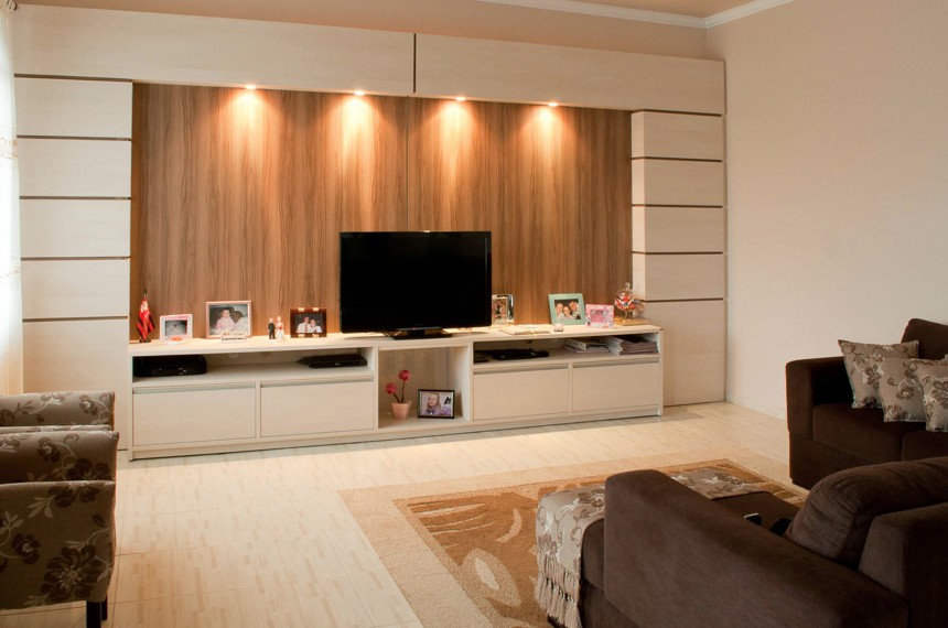 Rack suspenso vs. rack com pés: qual o melhor para sua sala grande