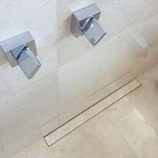 10 ideias de ralo oculto para banheiros modernos