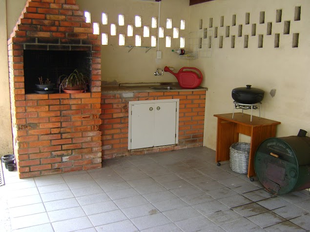 Cobertura de Policarbonato Alveolar: Vantagens e Aplicações em Áreas de Churrasqueira