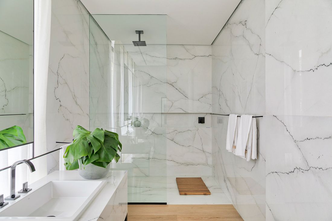 10 Dicas Essenciais para Otimizar o Espaço em Banheiros Pequenos