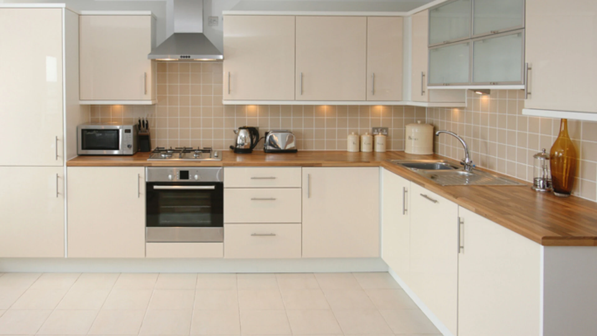 5 ideias de títulos:
1. Cozinha dos Sonhos com Orçamento Limitado: Dicas de Reforma DIY.
2. Renove sua Cozinha Sem Quebra-Quebra: Soluções Criativas e Econômicas.
3. O Poder da Pintura e Adesivos: Transformando Armários e Azulejos.
4. Iluminação e Organização: Detalhes que Fazem a Diferença na Cozinha.
5. Guia Completo: Reforma de Cozinha Econômica do Piso ao Teto.