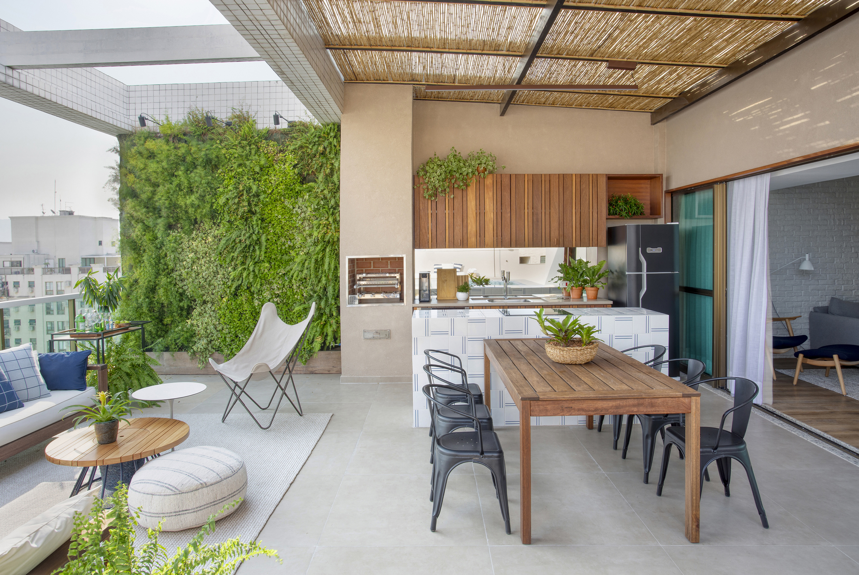 Jardim Vertical Natural vs. Artificial: Qual o Melhor para Você?