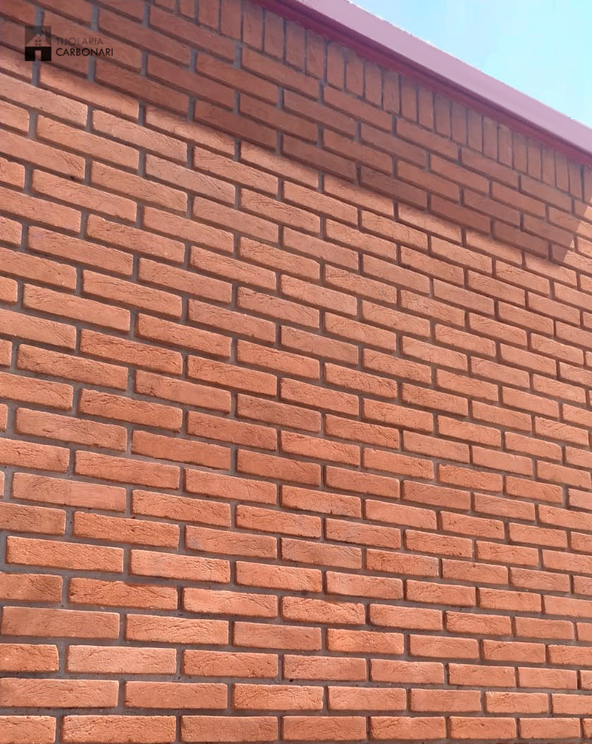 Comparativo de Preços: Tijolinho Natural vs. Placas Cerâmicas e Gesso 3D