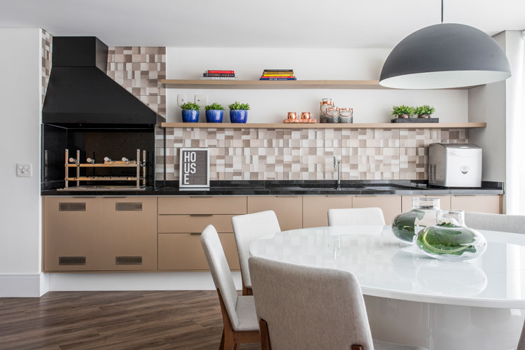 revestimento cozinha moderna com bancada de madeira